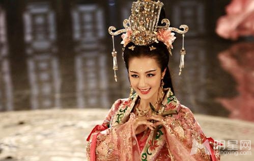 有网友爆料称"洛神女"李依晓曾多次整容,被疑假美人儿,而李依晓则谦虚