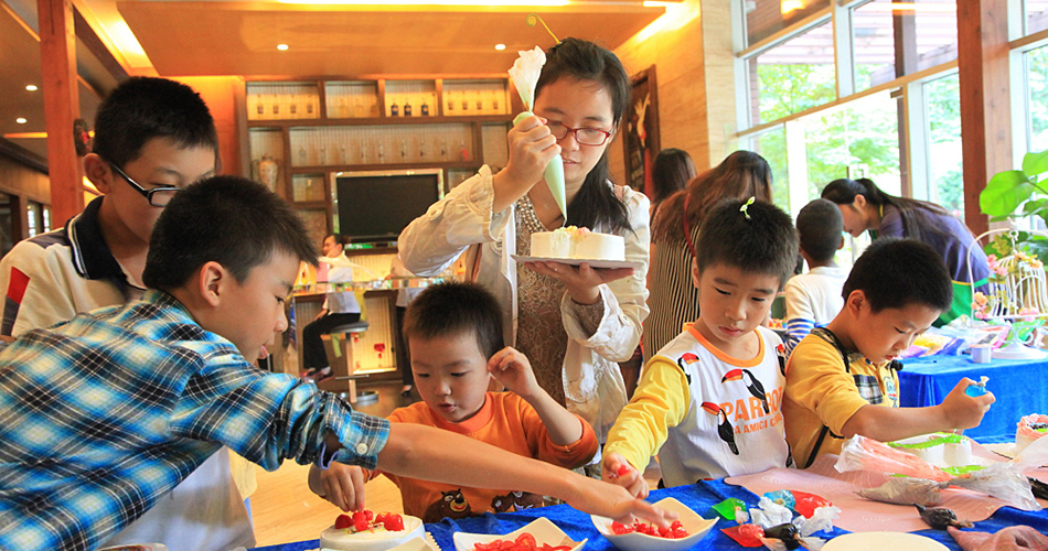 美味蛋糕DIY活动吸引了众多孩子和家长的兴趣